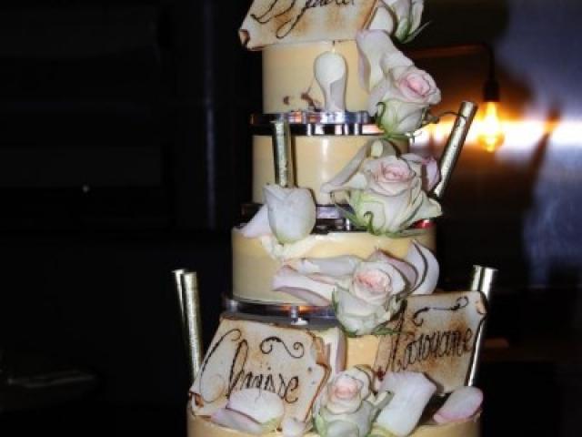 Wedding Cake by Bretteau